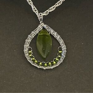 Good pre owned vintage condition  green  beads center Pendant necklace